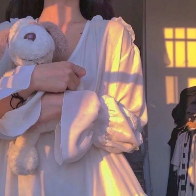 穿黄睡衣的女孩